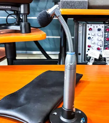 Shure - Beta 98AMP/C Mini Cardioid Condenser Microphone with A75M Microphone Mount 2